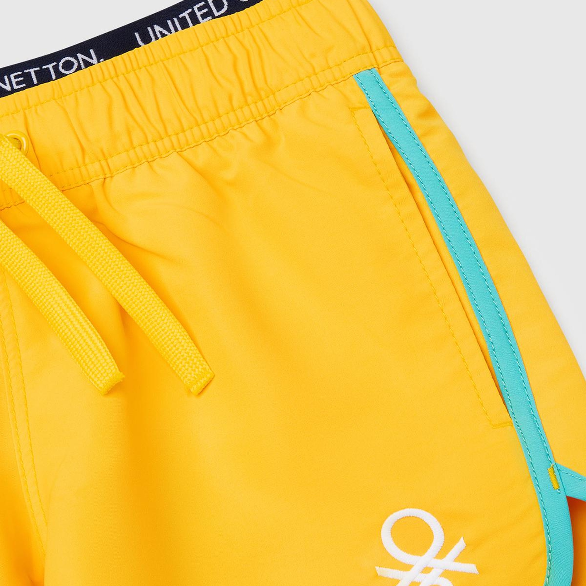 Erkek Çocuk Sarı Logo Baskılı Beli Lastik Detaylı Büzgü İpli Deniz Şortu