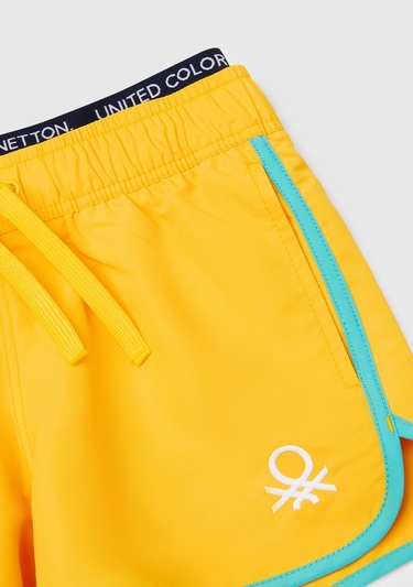  Erkek Çocuk Sarı Logo Baskılı Beli Lastik Detaylı Büzgü İpli Deniz Şortu
