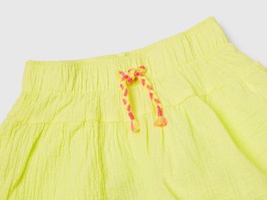  Kız Çocuk Sarı Beli Büzgü İpli Püskül Detaylı Bol Kesim Müslin Şort