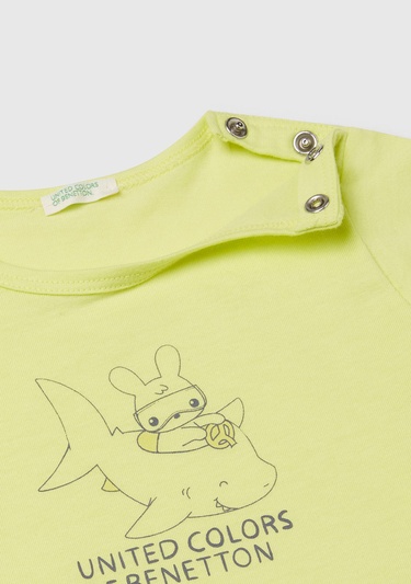  Bebek Sarı Önü Baskılı Omzu Çıtçıt Düğmeli T-Shirt