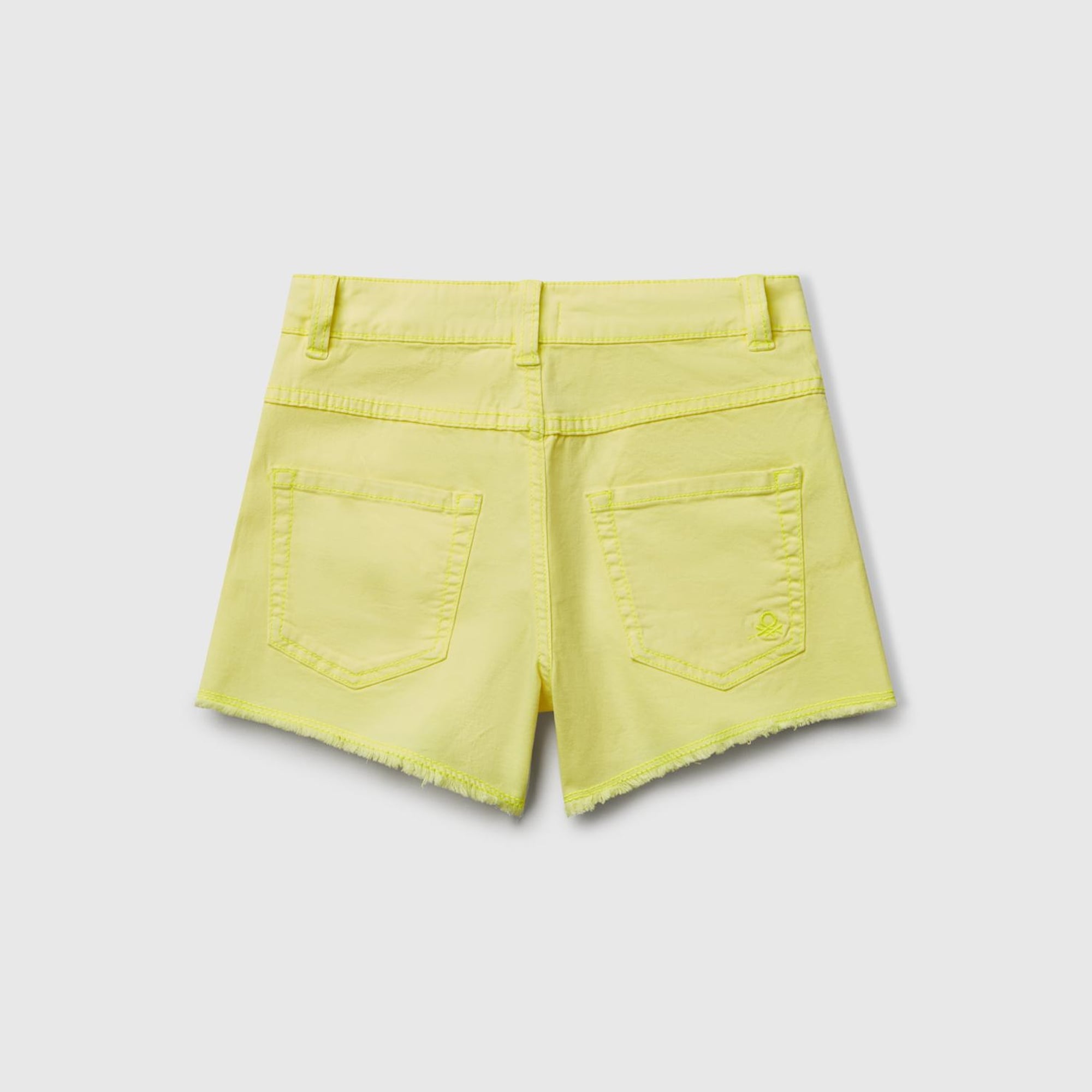 Kız Çocuk Sarı Arka Cebi Logo İşlemeli Düğmeli 5 Cepli Streç Şort