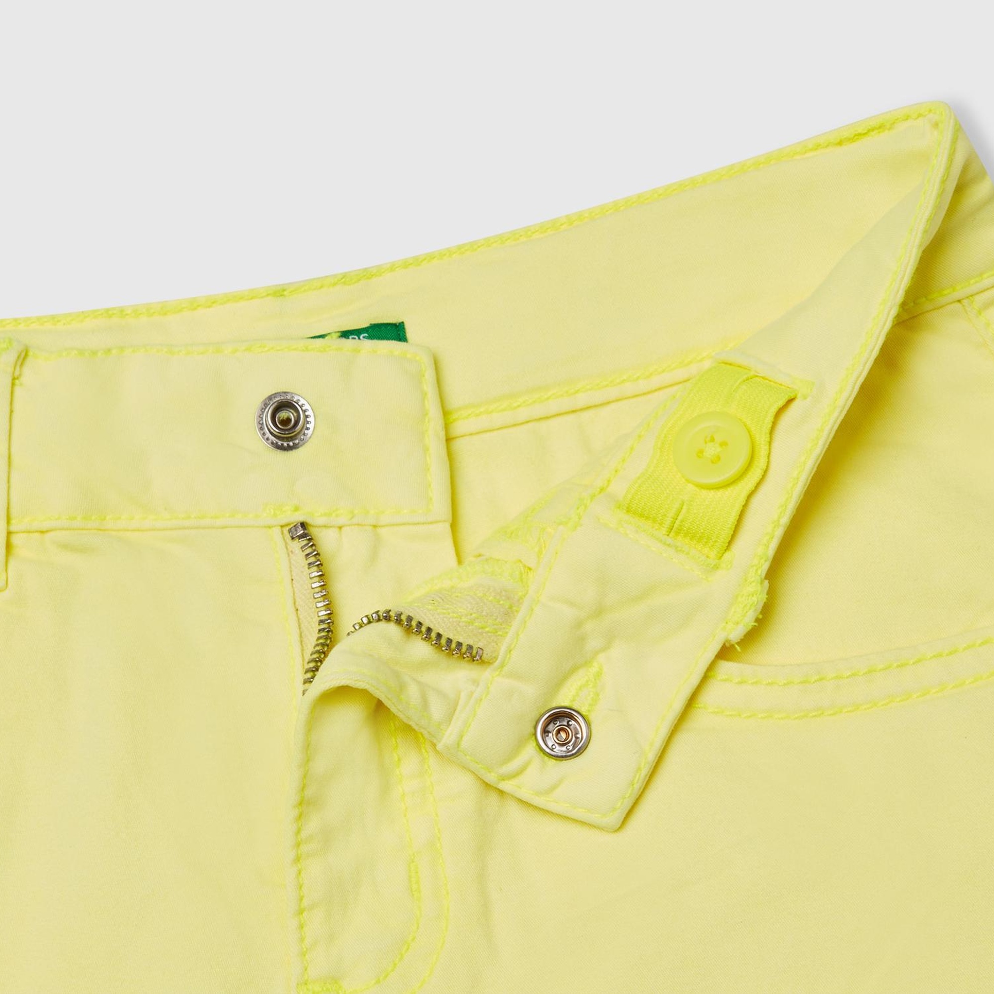 Kız Çocuk Sarı Arka Cebi Logo İşlemeli Düğmeli 5 Cepli Streç Şort