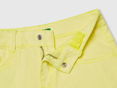  Kız Çocuk Sarı Arka Cebi Logo İşlemeli Düğmeli 5 Cepli Streç Şort