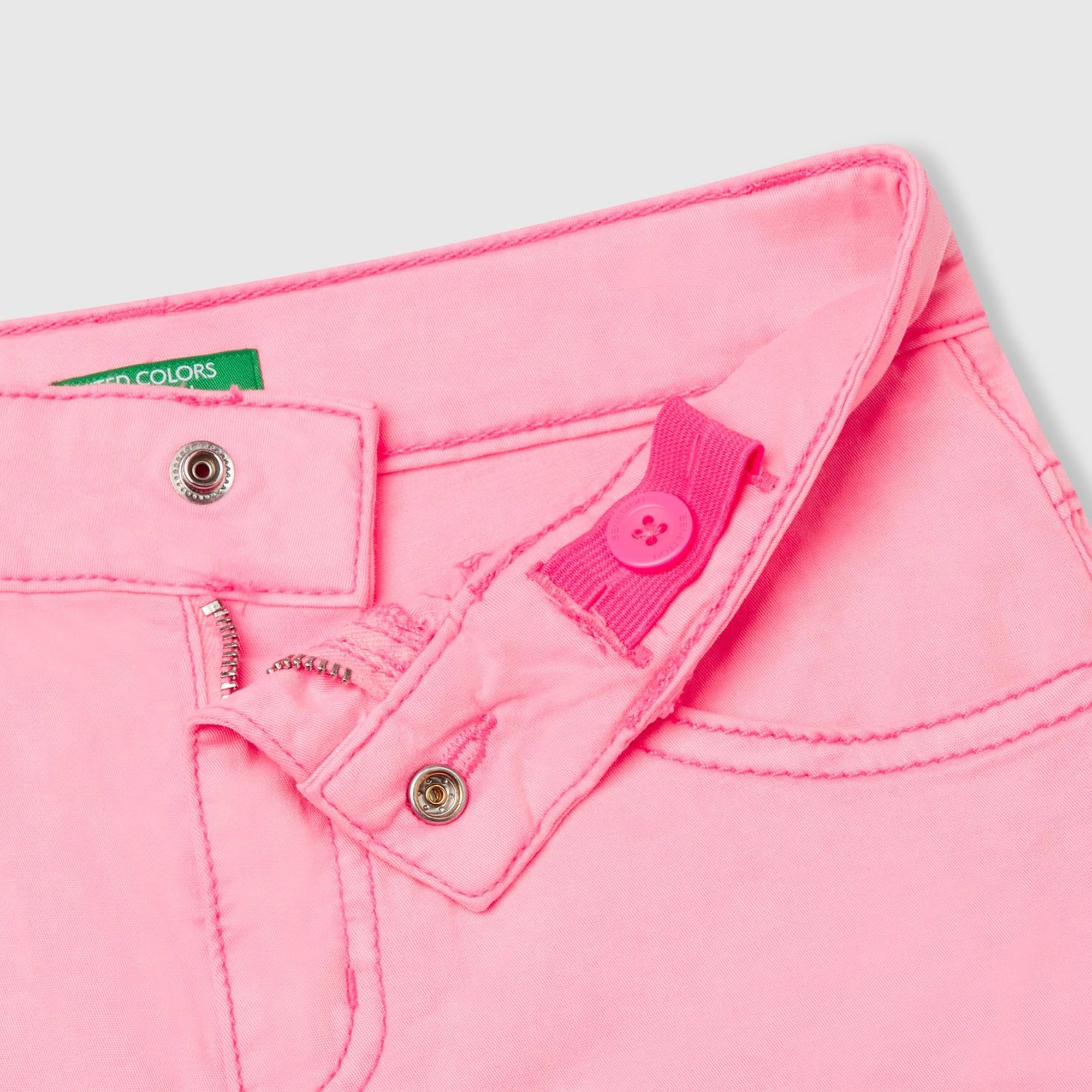 Kız Çocuk Pembe Arka Cebi Logo İşlemeli Düğmeli 5 Cepli Streç Şort