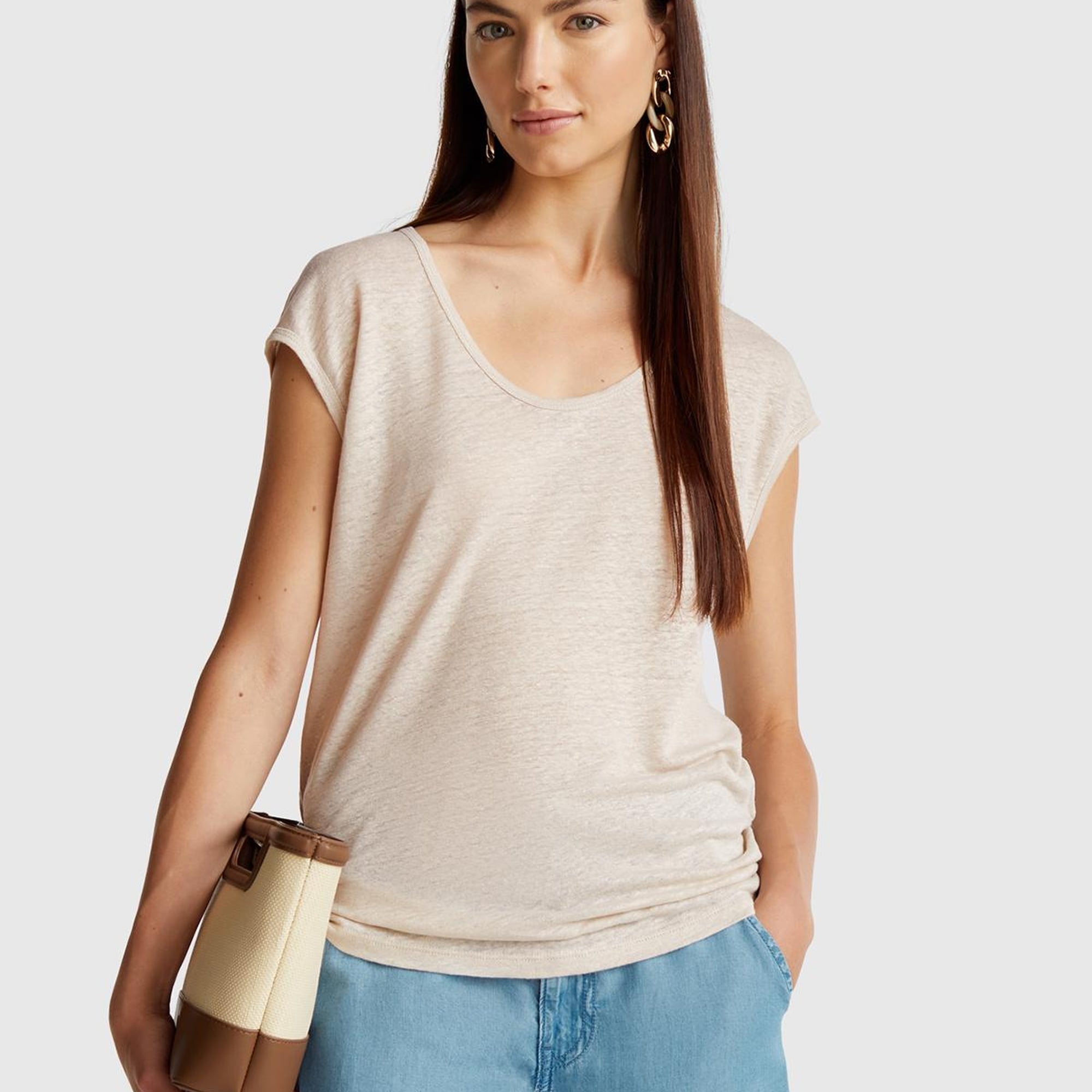 Kadın Taş Rengi %100 Keten Yanları Yırtmaçlı Relax Fit Yuvarlak Yaka T-Shirt