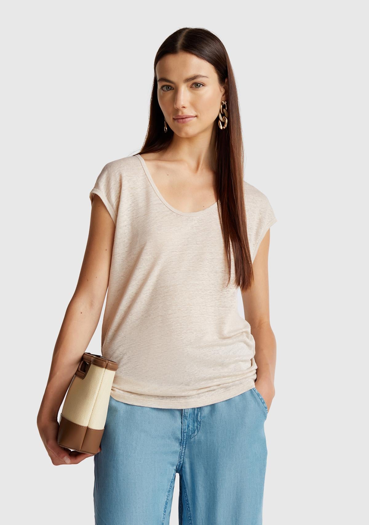  Kadın Taş Rengi %100 Keten Yanları Yırtmaçlı Relax Fit Yuvarlak Yaka T-Shirt