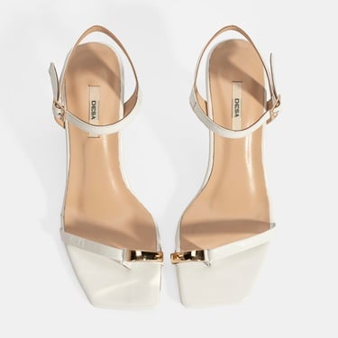  Kadın Beyaz Metal Aksesuarlı Parmak Arası Topuklu Ayakkabı