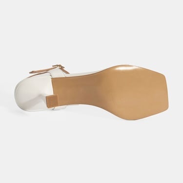  Kadın Beyaz Metal Aksesuarlı Parmak Arası Topuklu Ayakkabı