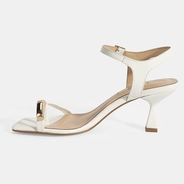  Kadın Beyaz Metal Aksesuarlı Parmak Arası Topuklu Ayakkabı