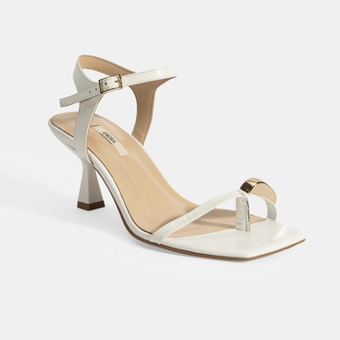  Kadın Beyaz Metal Aksesuarlı Parmak Arası Topuklu Ayakkabı