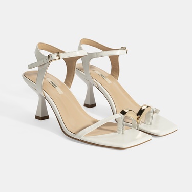  Kadın Beyaz Metal Aksesuarlı Parmak Arası Topuklu Ayakkabı