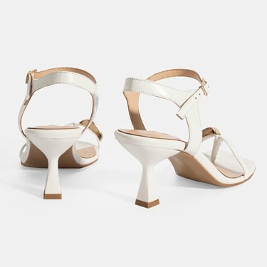  Kadın Beyaz Metal Aksesuarlı Parmak Arası Topuklu Ayakkabı