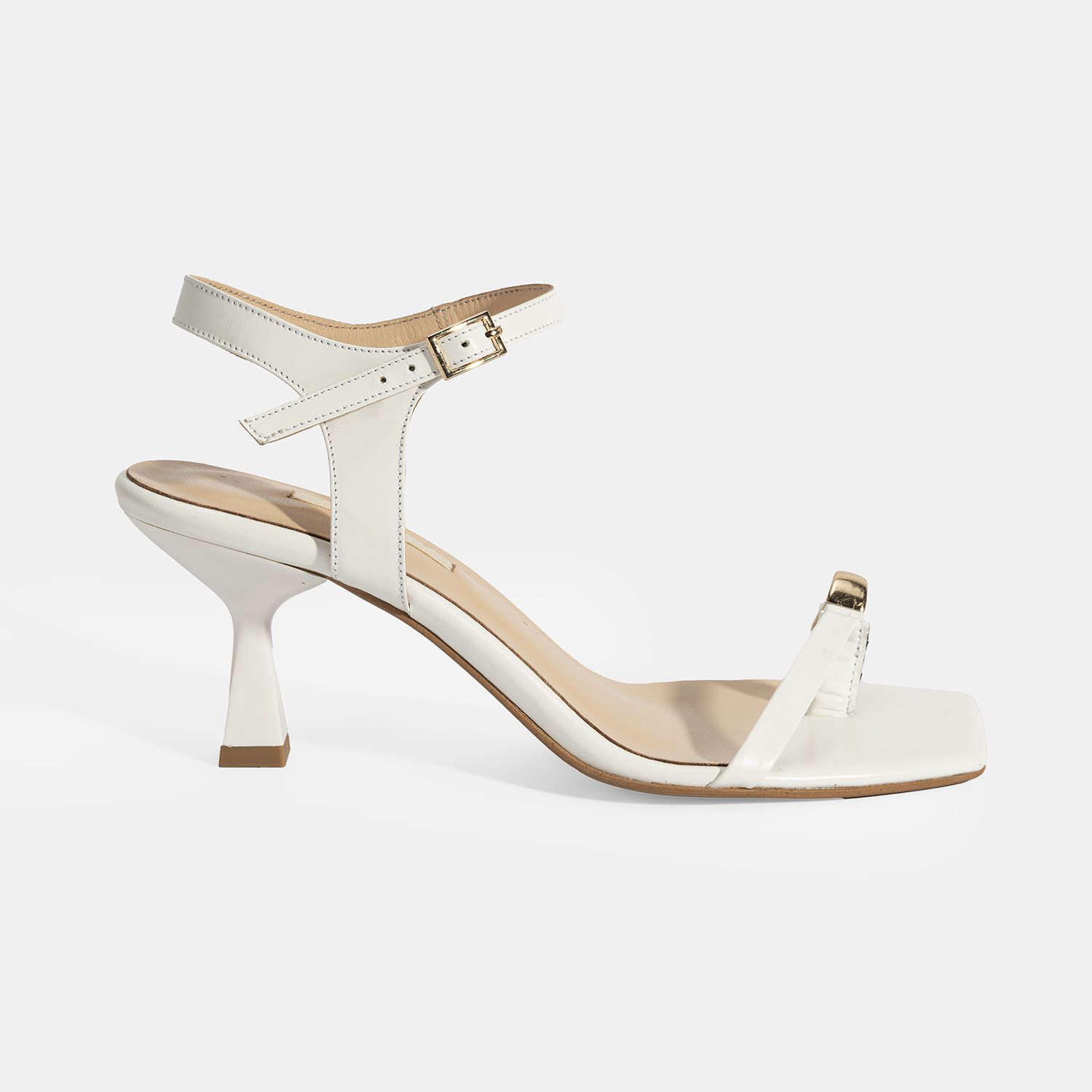  Kadın Beyaz Metal Aksesuarlı Parmak Arası Topuklu Ayakkabı