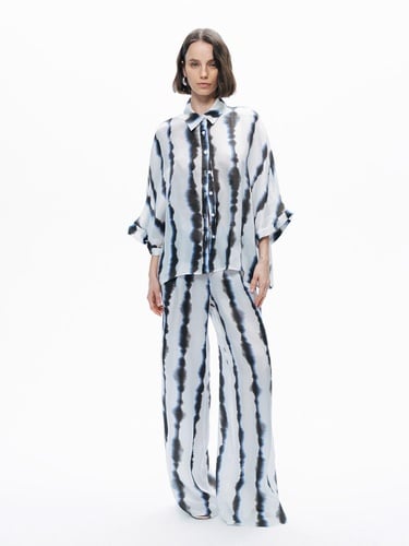  Batik Desenli Dökümlü Gömlek