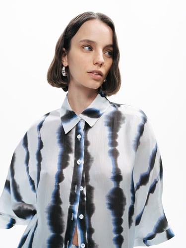  Batik Desenli Dökümlü Gömlek