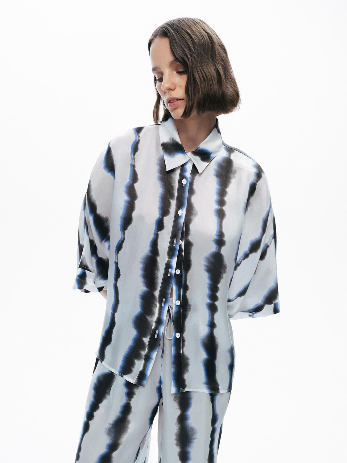  Batik Desenli Dökümlü Gömlek