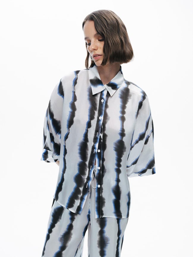  Batik Desenli Dökümlü Gömlek