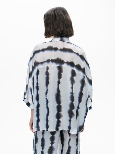  Batik Desenli Dökümlü Gömlek