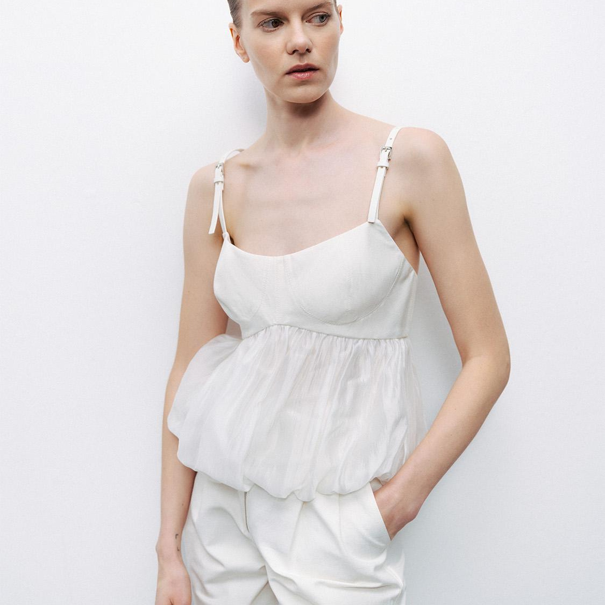 Kemer Askı Detaylı Bluz