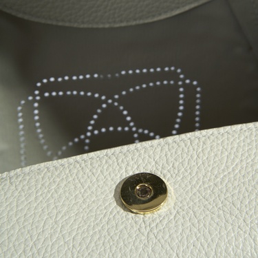  Kadın Beyaz Logo Baskılı Deri El Çantası