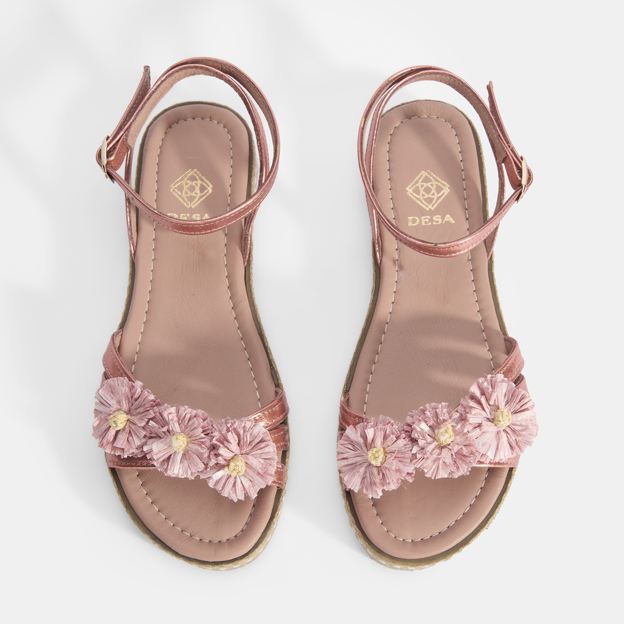 Kadın Pembe Ayarlanabilir Tokalı Çiçek Detaylı Metalik Deri Sandalet