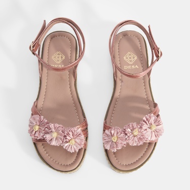  Kadın Pembe Ayarlanabilir Tokalı Çiçek Detaylı Metalik Deri Sandalet