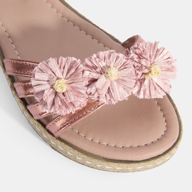  Kadın Pembe Ayarlanabilir Tokalı Çiçek Detaylı Metalik Deri Sandalet