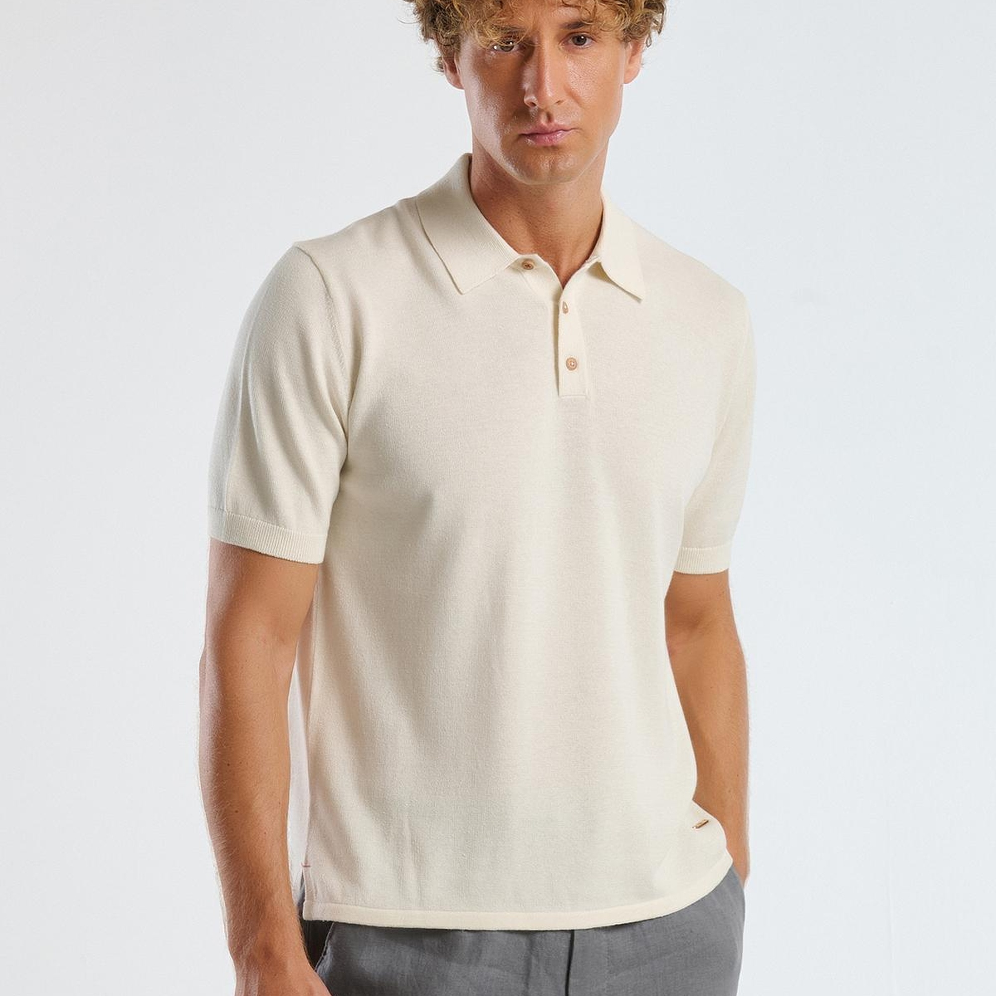 Erkek Krem Kenevir Karışımlı Regular Fit Triko Polo Yaka Kısa Kollu Kazak