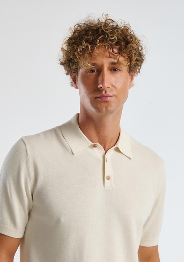  Erkek Krem Kenevir Karışımlı Regular Fit Triko Polo Yaka Kısa Kollu Kazak