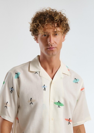  Erkek Beyaz Pamuk Keten Karışımlı Desenli Bowling Yaka Kısa Kollu Gömlek