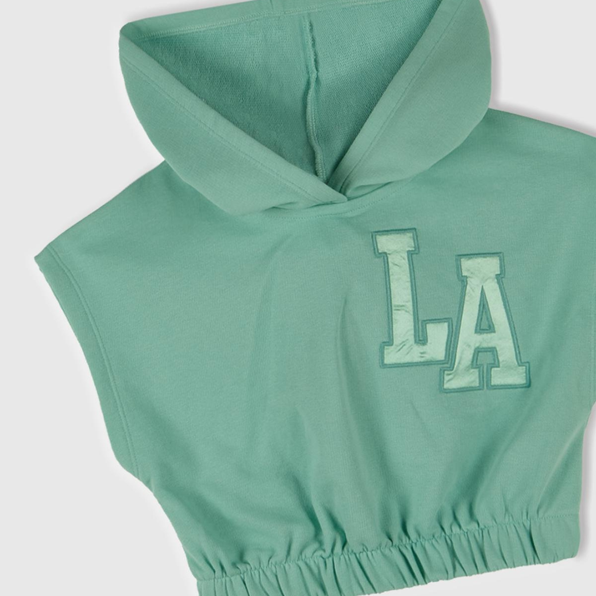 Kız Çocuk Su Yeşili Önü Aplikeli Nakış Detaylı Kolsuz Kapüşonlu Sweatshirt