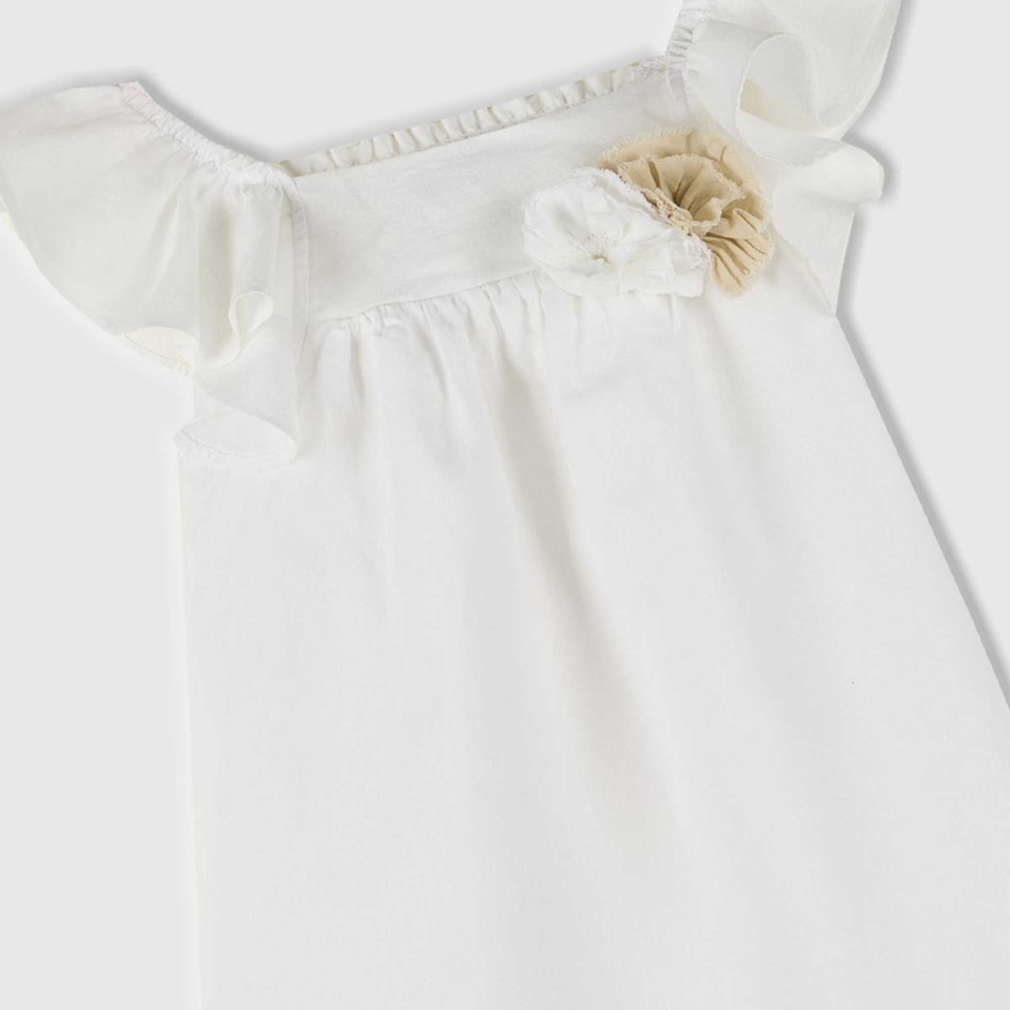 Kız Çocuk Beyaz Keten Karışımlı Çiçek Aplikeli Askısı Fırfırlı Pileli Elbise