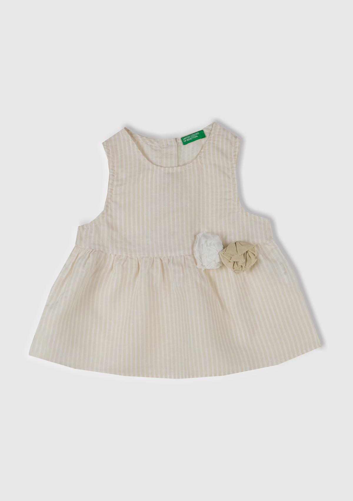  Kız Çocuk Ekru Keten Karışımlı Tamamı Desenli Çiçek Aplikeli Arkası Düğmeli Kolsuz Gömlek