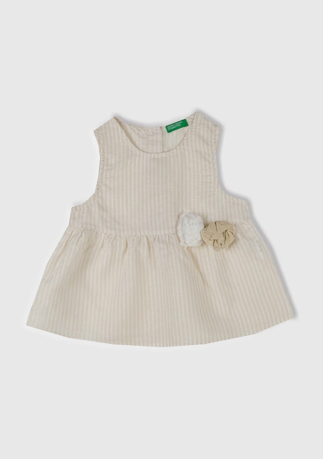  Kız Çocuk Ekru Keten Karışımlı Tamamı Desenli Çiçek Aplikeli Arkası Düğmeli Kolsuz Gömlek