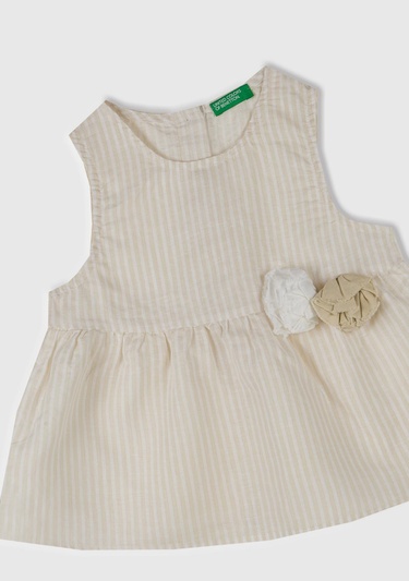  Kız Çocuk Ekru Keten Karışımlı Tamamı Desenli Çiçek Aplikeli Arkası Düğmeli Kolsuz Gömlek