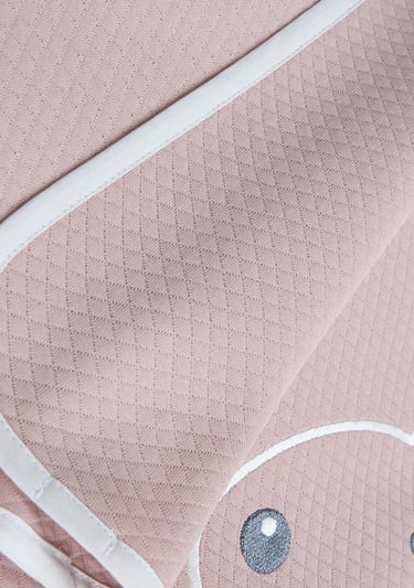  Bebek Toz Pembe Grafik İşlemeli Battaniye