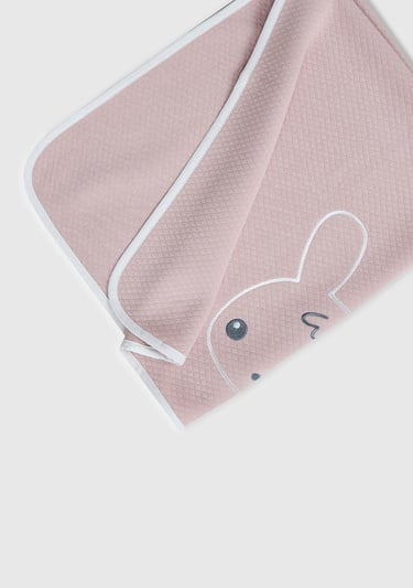  Bebek Toz Pembe Grafik İşlemeli Battaniye