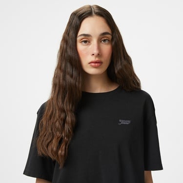  Tommy Jeans Cropped Gmd Script Open Back Kadın Siyah T-Shirt