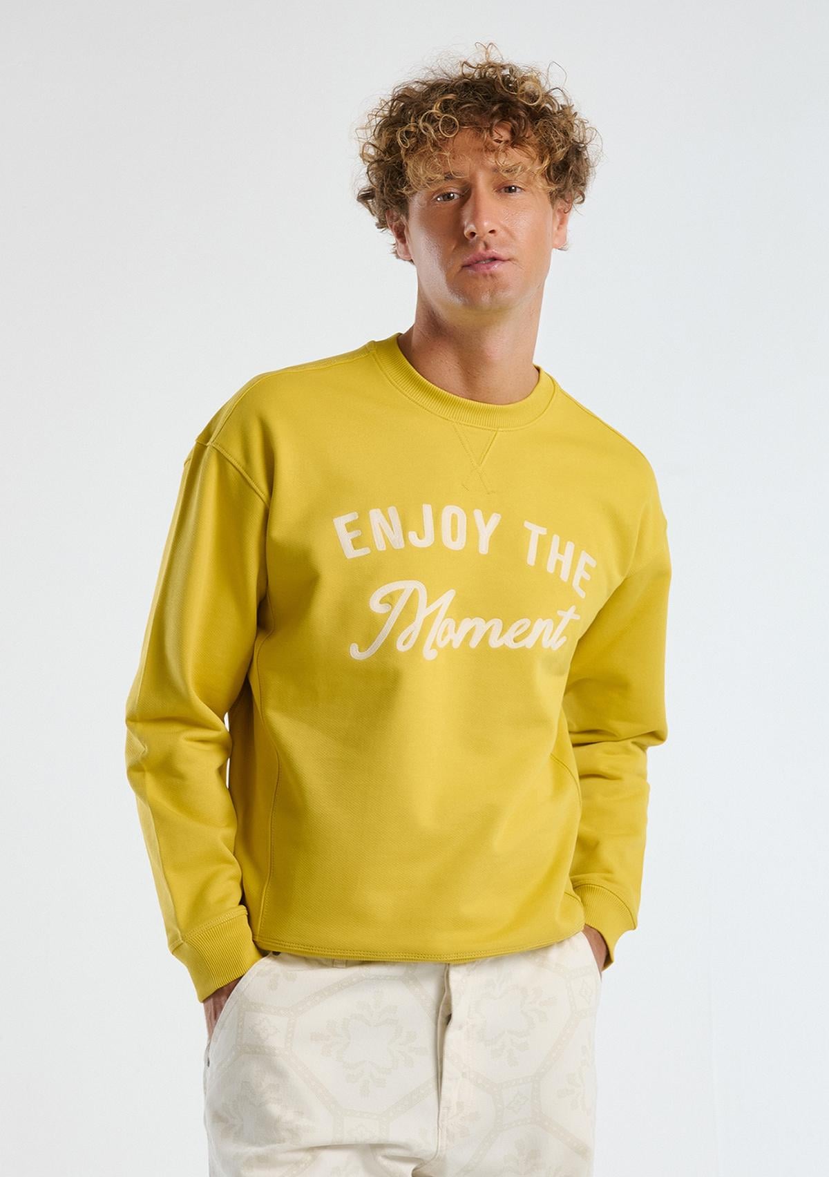  Erkek Sarı Pamuk Karışımlı Önü Yazı Baskılı Relax Fit Sweatshirt