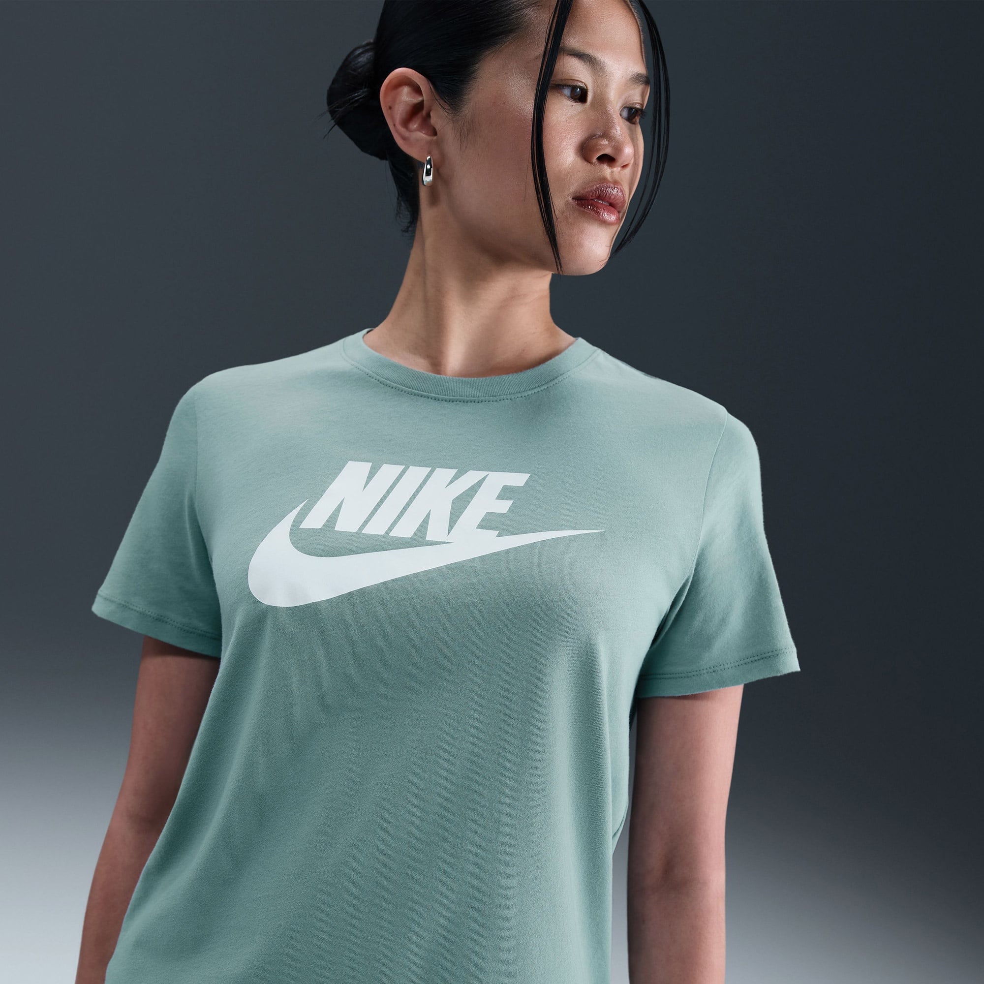 Nike Sportswear Club Essentials Kadın Yeşil T-Shirt