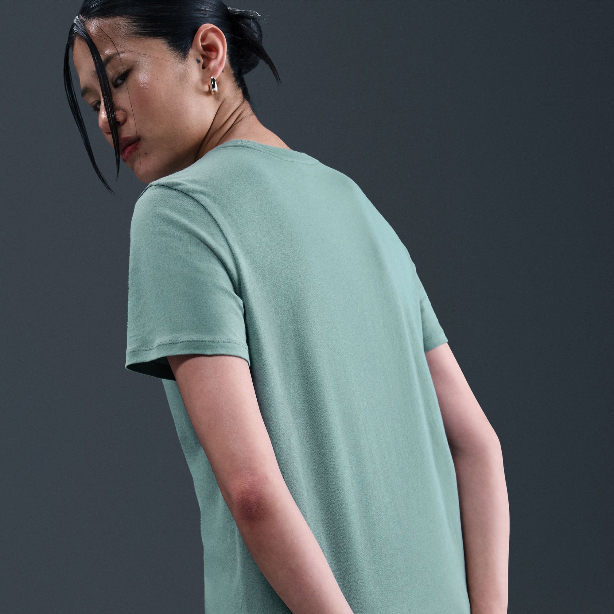 Nike Sportswear Club Essentials Kadın Yeşil T-Shirt