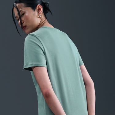  Nike Sportswear Club Essentials Kadın Yeşil T-Shirt