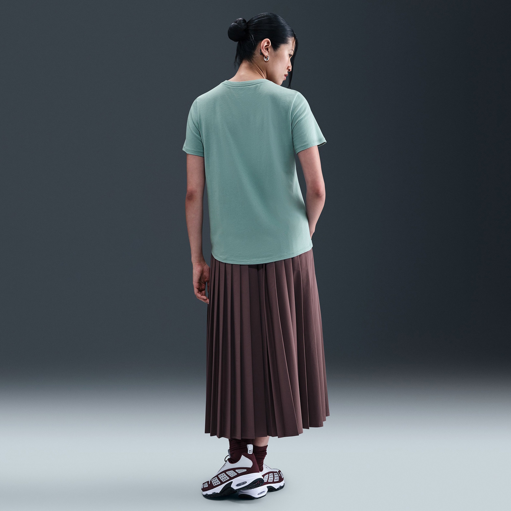 Nike Sportswear Club Essentials Kadın Yeşil T-Shirt