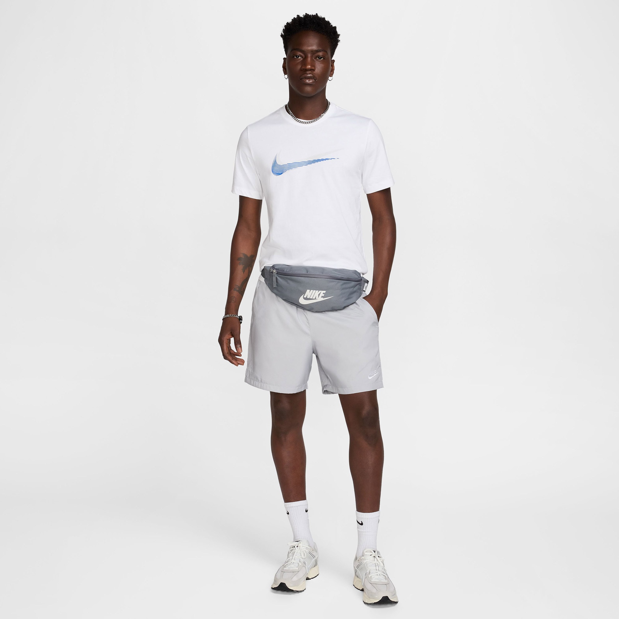 Nike Sportswear Swoosh Erkek Beyaz T-Shirt