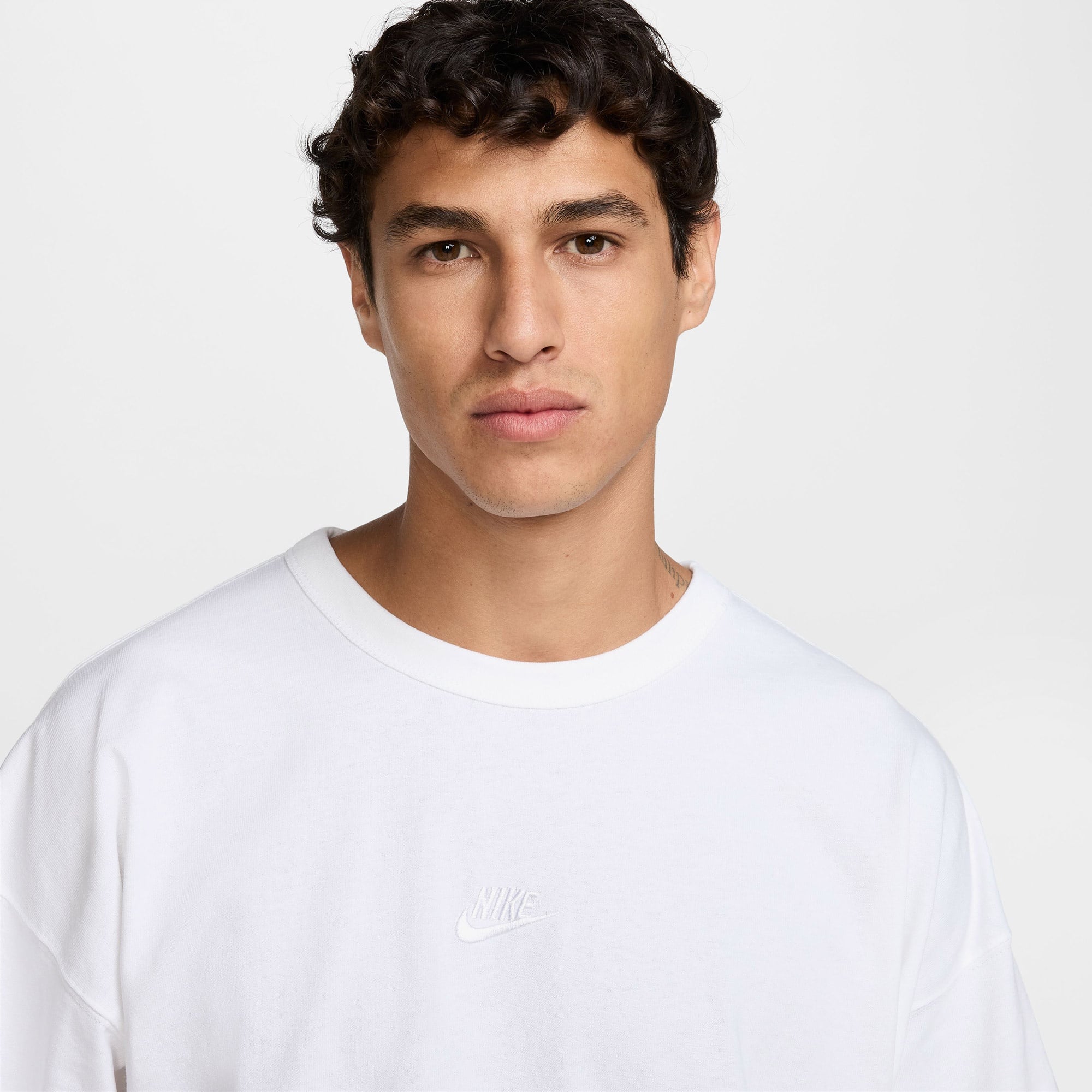 Nike Sportswear Premium Essentials Erkek Beyaz T-Shirt