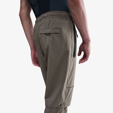  Nike Tech Woven Erkek Kahverengi Eşofman Altı