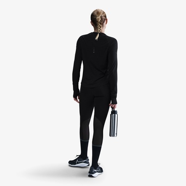  Nike Swift Dri-Fit Kadın Siyah T-Shirt