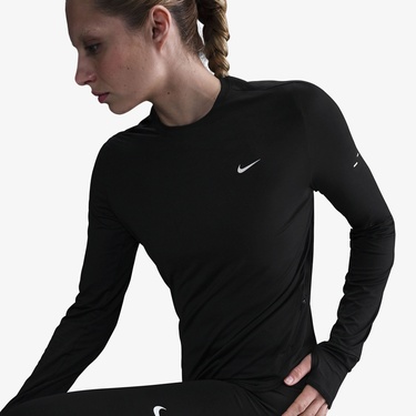  Nike Swift Dri-Fit Kadın Siyah T-Shirt