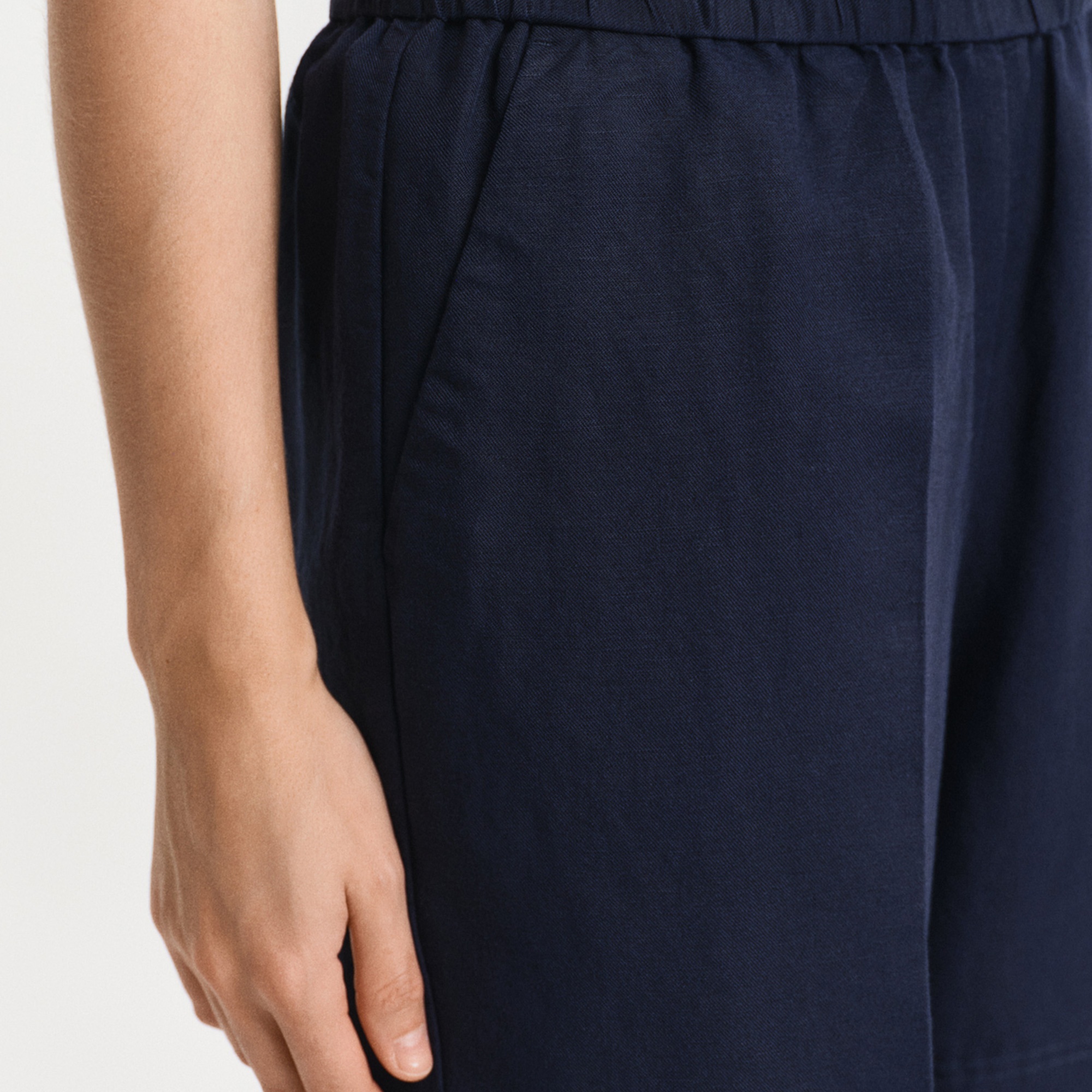 GANT Kadın Lacivert Relaxed Fit Keten Şort