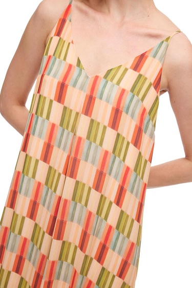  V-Yaka Askılı Geometrik Desenli Uzun Elbise